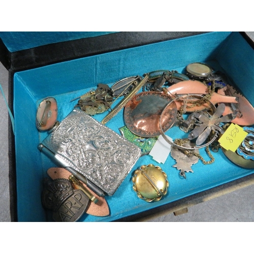 A tray of assorted collectables, brooches, badges etc