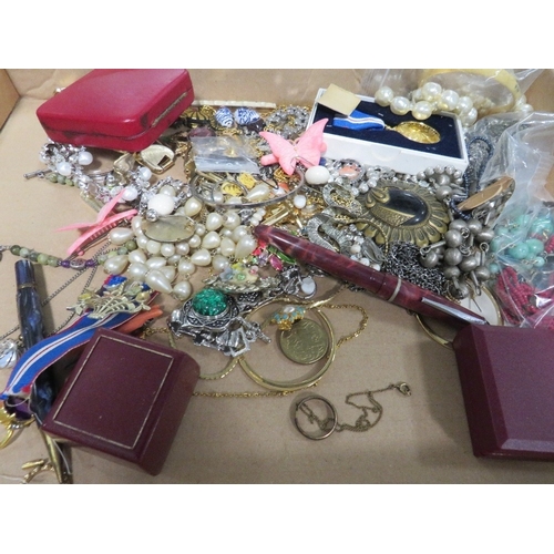 375 - A box of vintage costume jewellery