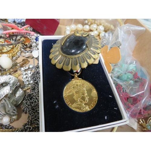 375 - A box of vintage costume jewellery