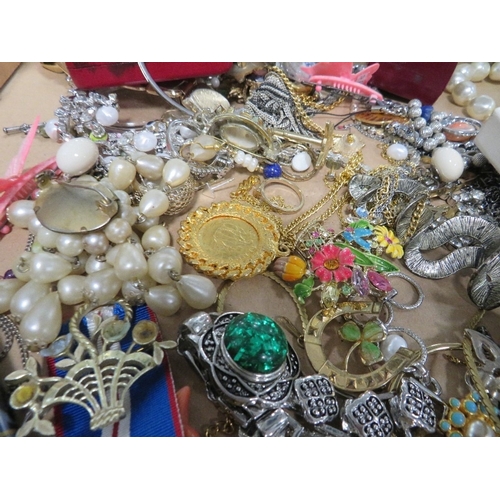 375 - A box of vintage costume jewellery