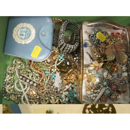 377 - A tray of assorted vintage costume jewellery to include necklaces, bracelets, rings, brooches and ea... 