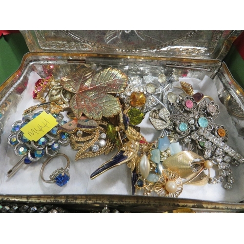 377 - A tray of assorted vintage costume jewellery to include necklaces, bracelets, rings, brooches and ea... 