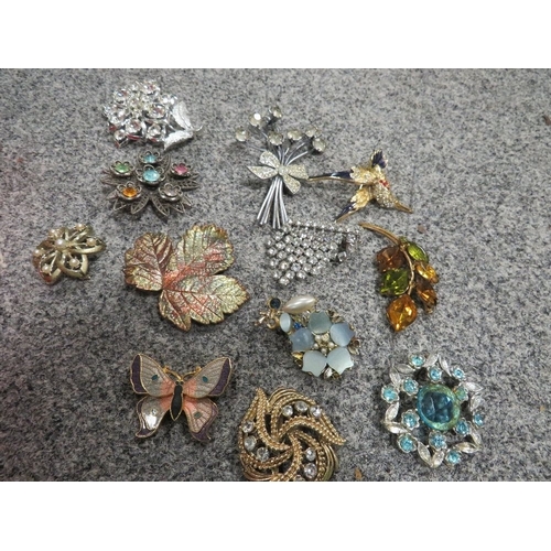 377 - A tray of assorted vintage costume jewellery to include necklaces, bracelets, rings, brooches and ea... 