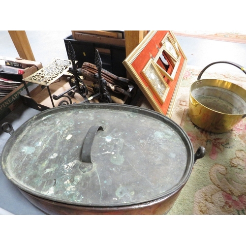 89 - A large oval cooking vessel