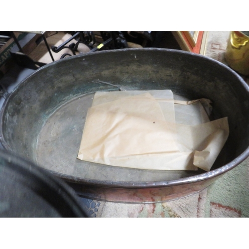 89 - A large oval cooking vessel