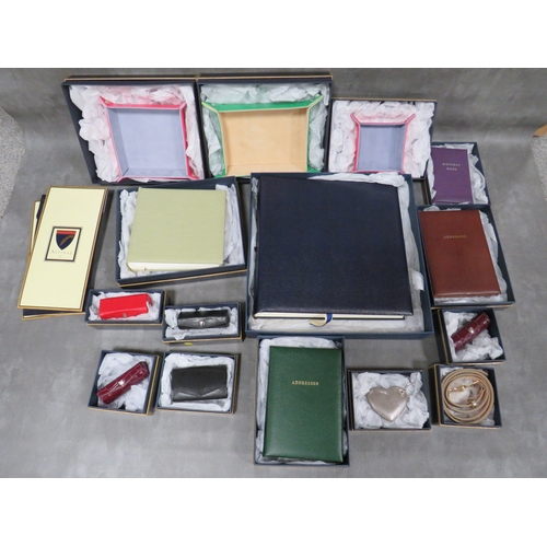 157 - A COLLECTION OF ASPINAL OF LONDON ACCESSORIES / GIFTWARE, mostly boxed, to include coin trays, a key... 