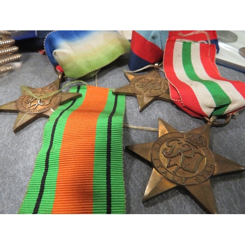 515 - A tray of assorted vintage medals, coins and notes etc