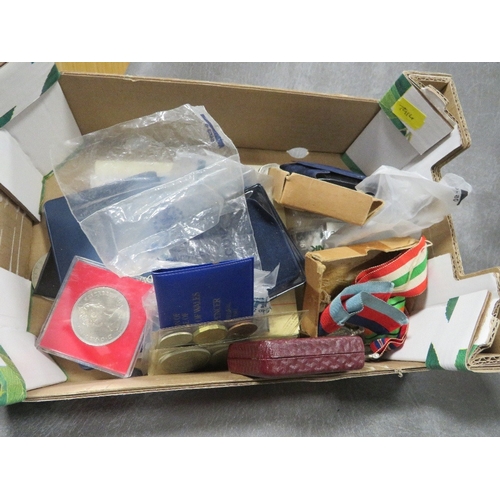 515 - A tray of assorted vintage medals, coins and notes etc