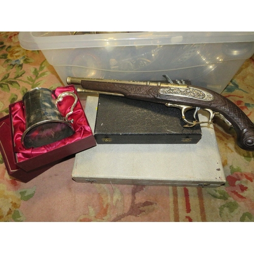 122 - Two trays of assorted metal ware to include copper examples