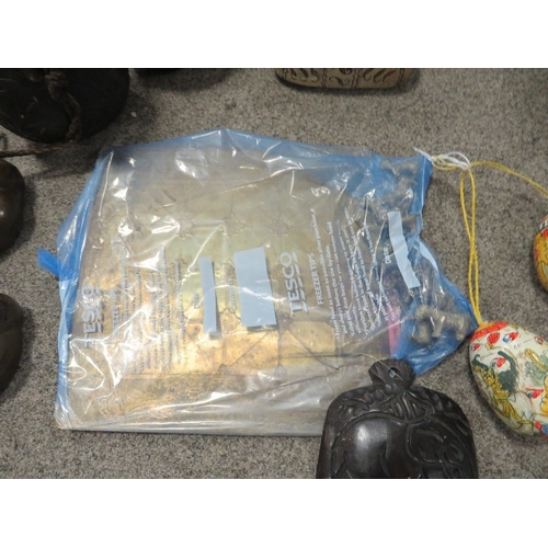 129 - A tray of assorted Tribal art style figures and carvings