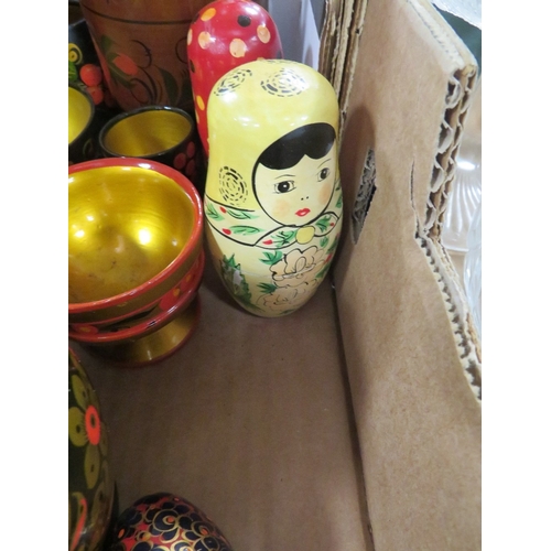 147 - A tray of assorted lacquer ware to include Russian dolls