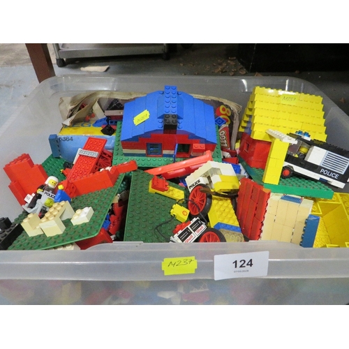 124 - A tray of assorted vintage Lego etc