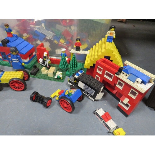 124 - A tray of assorted vintage Lego etc