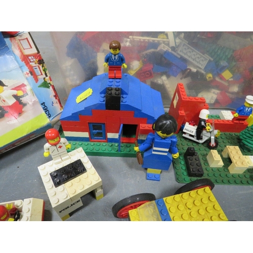 124 - A tray of assorted vintage Lego etc