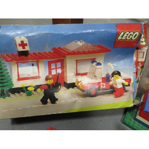 124 - A tray of assorted vintage Lego etc