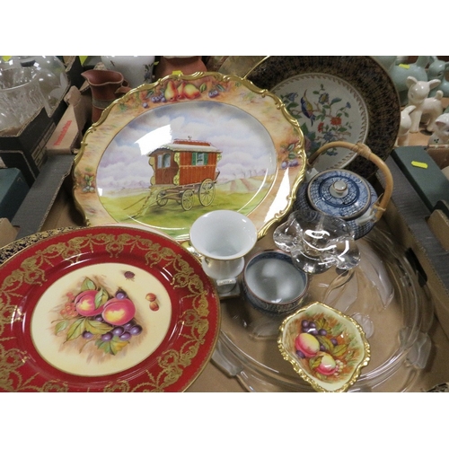 129 - A tray of assorted ceramics and glass to include Aynsley cabinet plates