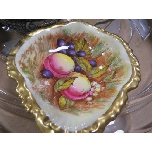 129 - A tray of assorted ceramics and glass to include Aynsley cabinet plates