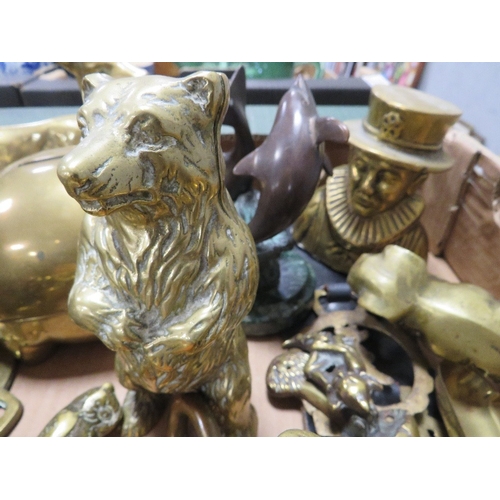 134 - A tray of assorted metal ware to include a model of a beefeater