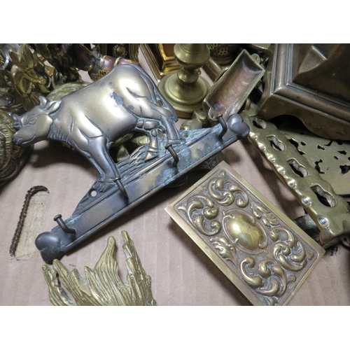 134 - A tray of assorted metal ware to include a model of a beefeater