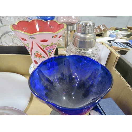 137 - A tray of assorted glassware to include coloured glass example