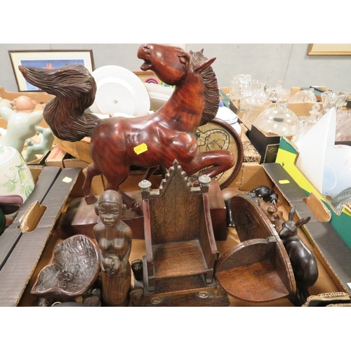 139 - A tray of assorted treen to include a model of a horse