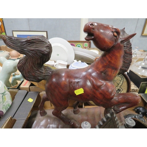 139 - A tray of assorted treen to include a model of a horse