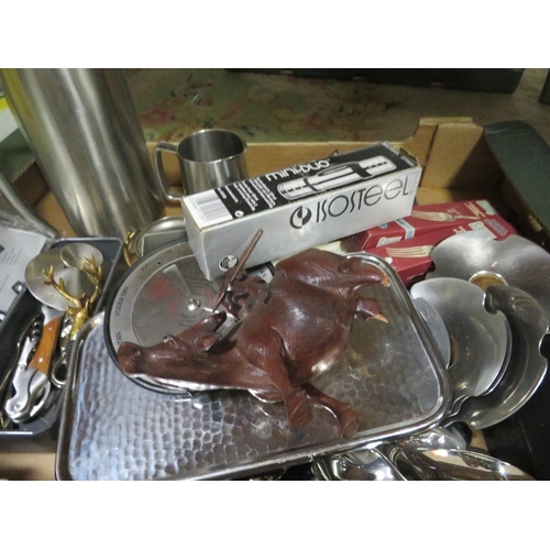 146 - Two trays of assorted metal ware to include small copper measuring jugs