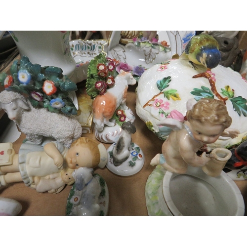 159 - A tray of assorted vintage style figures etc