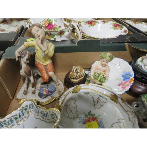 159 - A tray of assorted vintage style figures etc