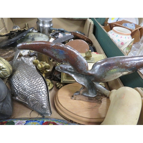 183 - A tray of assorted metal ware and collectables etc