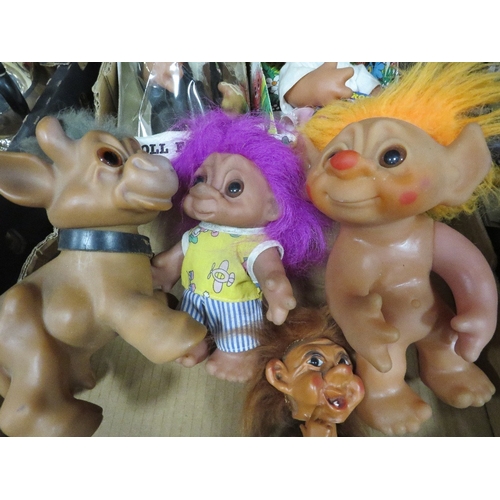 197 - A tray of vintage toy Trolls
