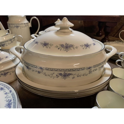 116 - AN EXTENSIVE BELLEMEADE MINTON BONE CHINA DINNER SERVICE.