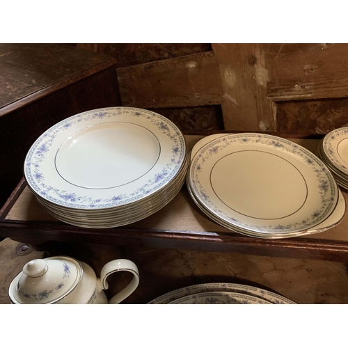 116 - AN EXTENSIVE BELLEMEADE MINTON BONE CHINA DINNER SERVICE.