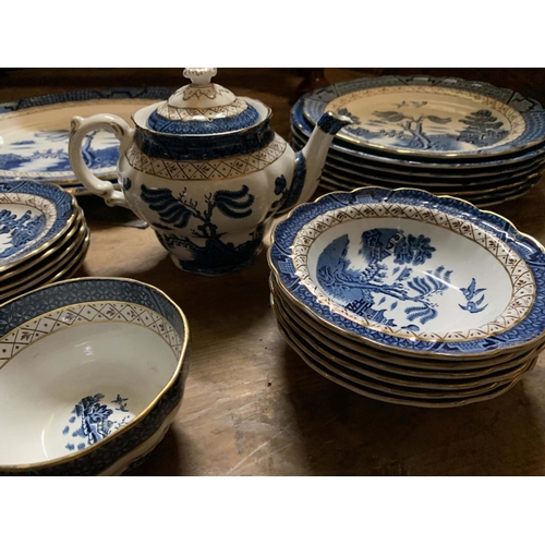 120 - AN EXTENSIVE BOOTHS BONE CHINA ÔREAL OLD WILLIOWÕ PATTERN DINNER SERVICE.