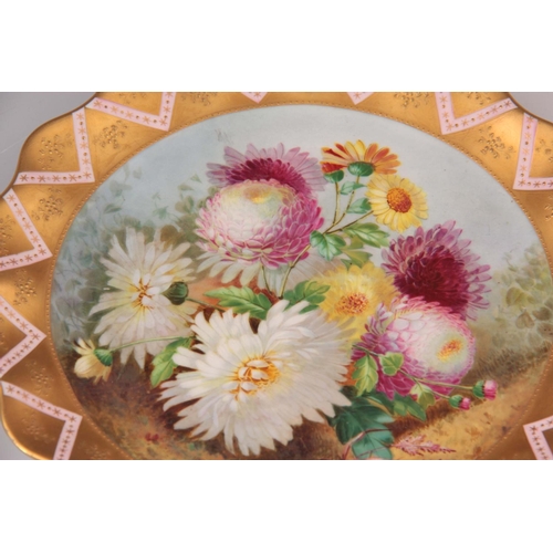 78 - An early 20TH CENTURY WEDGWOOD CABINET PLATE decorated with hand painted chrysanthemums signed by ar... 