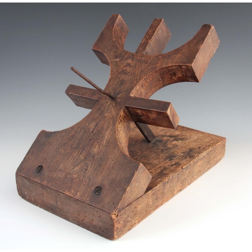 934 - AN UNUSUAL 18th/19th CENTURY ELM EQUINOCTIAL SUNDIAL of primitive form 35.5cm wide, 28cm high