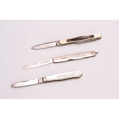 256 - A CASED GROUP OF THREE PEN-KNIVES comprising A Mother of Pearl handled example; a tortoiseshell inse... 