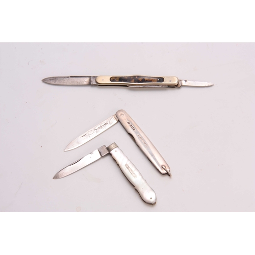 256 - A CASED GROUP OF THREE PEN-KNIVES comprising A Mother of Pearl handled example; a tortoiseshell inse... 