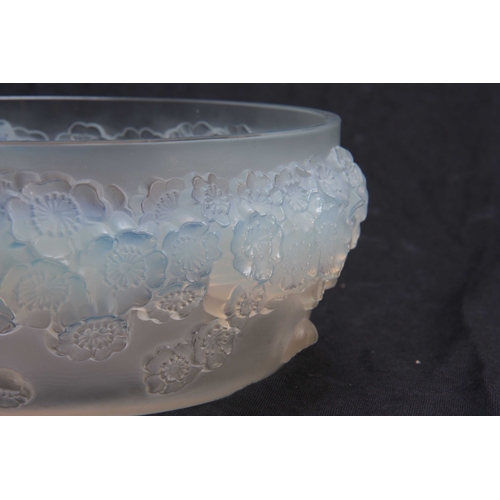 26 - R. LALIQUE. FRANCE  A GOOD EARLY 20TH CENTURY LARGE OPALESCENT BOWL AND COVER 