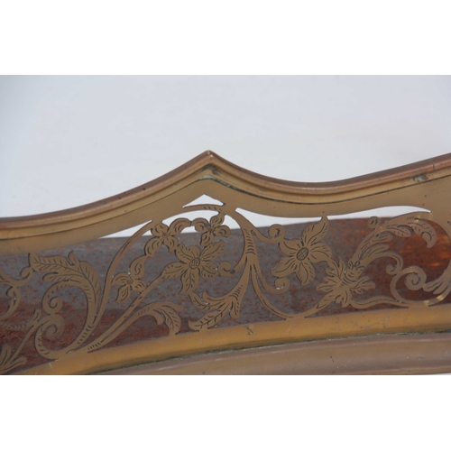 330 - A GEORGE III COUNTRY HOUSE SERPENTINE FRONT BRASS HEARTH FENDER with arched shaped gallery centred b... 