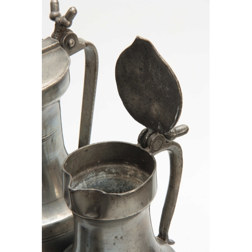 333 - A MATCHED SET OF FIVE 18th CENTURY PEWTER TAPPIT HENS having hinged lids and double acorn thumb piec... 