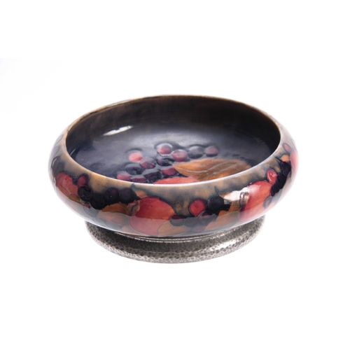 53 - AN EARLY 20th CENTURY MOORCROFT POMEGRANATE PATTERN TUDRIC BOWL mounted on hammered pewter foot 22cm... 