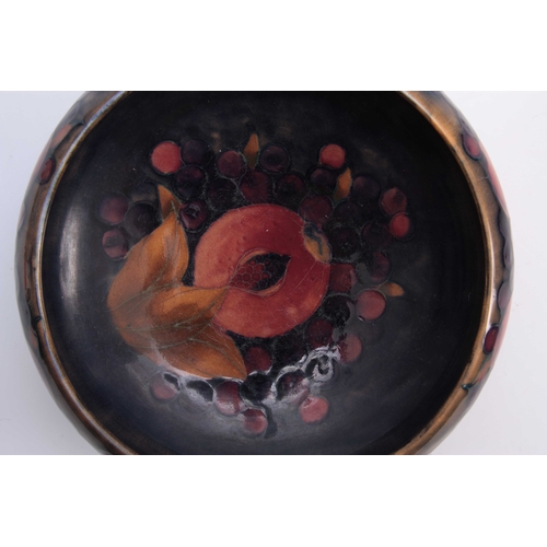 53 - AN EARLY 20th CENTURY MOORCROFT POMEGRANATE PATTERN TUDRIC BOWL mounted on hammered pewter foot 22cm... 