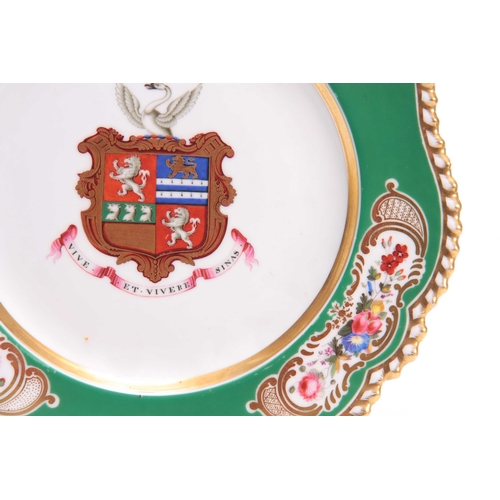 86 - A LATE 19TH CENTURY CHAMBERLAINS WORCESTER ARMORIAL CABINET PLATE with shaped scalloped border decor... 