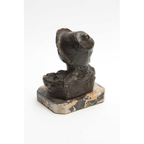 410 - AN ART NOUVEAU BRONZE SCULPTURE depicting the head and shoulders of a young lady; on a clipped mottl... 