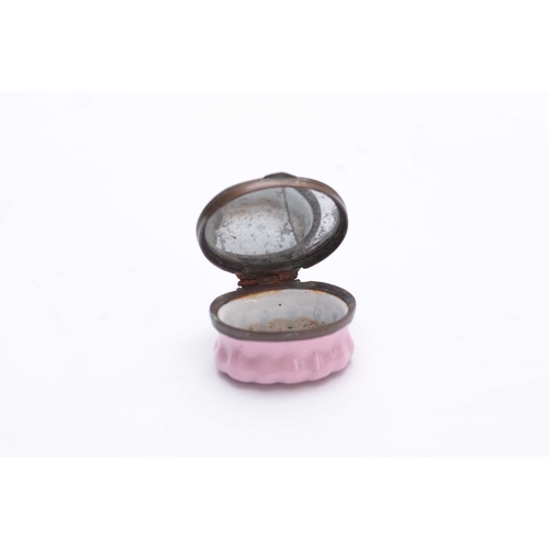 423 - A GEORGE III SOUTH STAFFORDSHIRE SMALL OVAL PATCH BOX the pink moulded waisted body with an inner mi... 