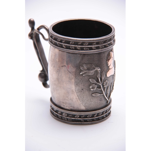 521 - AN UNUSUAL 19TH CENTURY CONTINENTAL SILVER METAL MARRIAGE MUG with cast leaf work rims enclosing joi... 