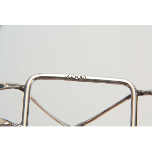 569 - A SILVER PLATED NOVALTIY GOLF CLUB TOASTRACK with crossed over drivers - numbered 2819 14cm wide 10c... 