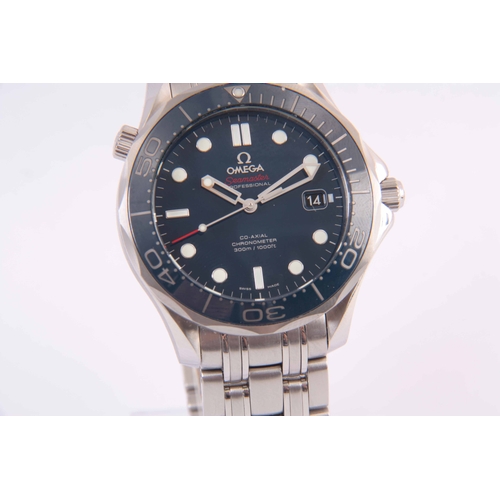 629 - A GENTLEMAN'S STEEL OMEGA SEAMASTER DIVERS WATCH on original steel bracelet, the watch has a helium ... 