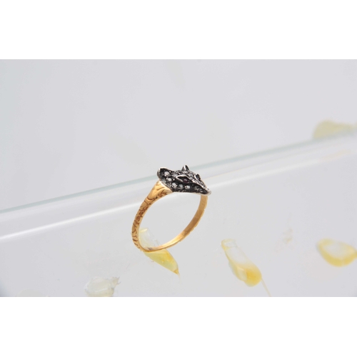 669 - A FINE YELLOW GOLD AND JEWELLED FOXES HEAD RING